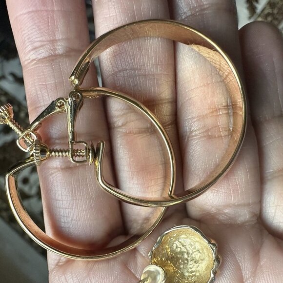 Vintage Hoops Clip On Screw Back Gold Tone & Ribbed Stud Earrings Lot Of 2 - Picture 6 of 11